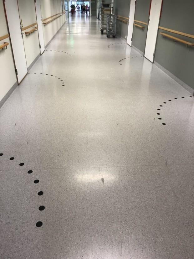 3 Hastanede, kapıların hangi tarafa açılacağını gösteren zemin etiketleri var;