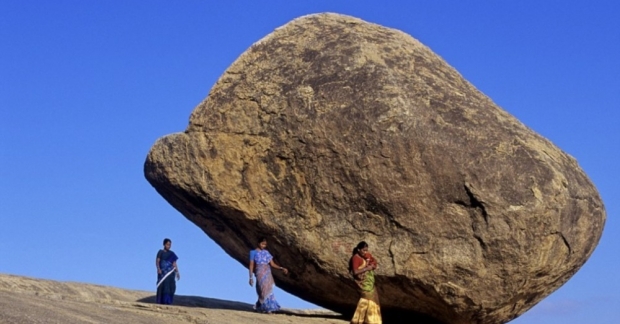 Tamı tamına 250 tonluk ağırlığıyla bir yokuşun başında, yer çikimine meydan okuyarak dikilen bu kayanın adı; Vaanirai Ka. Ya da bilinen ismiyle Krishn