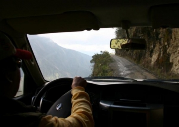 Bolivya’nın kuzeyinde yer alan ve birkaç bin metre yükseklikteki derin uçurumlara komşuluk eden bu daracık yol, aynı zamanda “Ölüm Yolu” olarak da anı