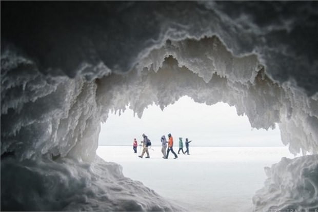 36. Kış mevsiminde Apostle Adası'ndaki mağaraları görün (ABD)