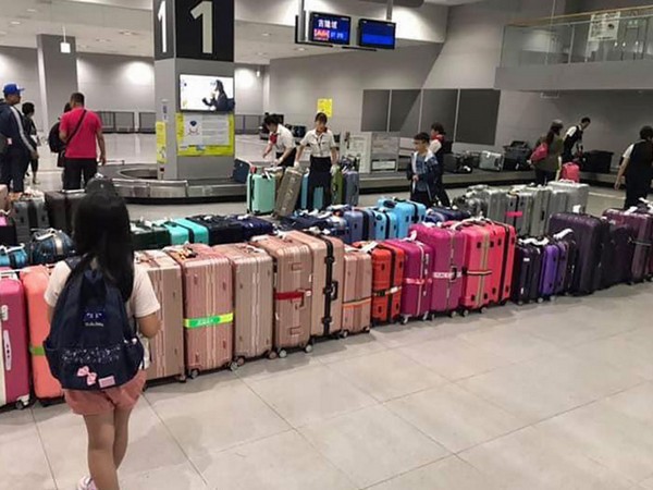 Japonya’daki valiz yetkilileri valizlerinizi işte burada gördüğünüz gibi renklerine göre sıralıyorlar. Bu durum da valizinizi ararken işinizi inkar edilemeyecek ö
