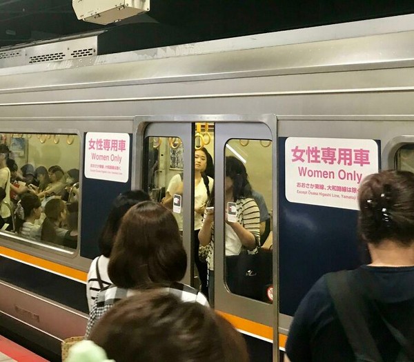 Bu Japon metrosunda yalnızca kadınlara ayrılmış bir vagon. Kadınlara daha güvenli bir toplu taşıma deneyimi sunabilmek için bu vagonları kullanıyorlar.